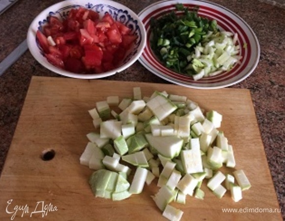 Овощи нарезать кубиками. Помидоры предварительно очистить от кожицы.
