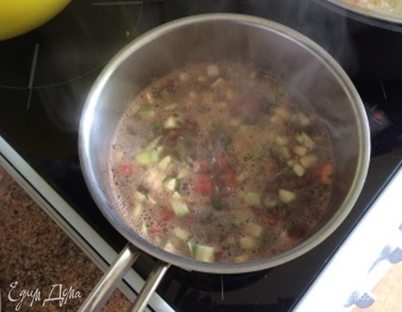 Овощи добавить к чечевице, посолить, поперчить, довести до кипения и отключить нагрев. Накрыть крышкой. На такой плите в кастрюле с толстым дном похлебка продолжит кипение несколько минут. Этого будет достаточно. Оставить еще на 10 минут настояться.