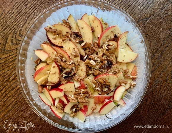 Французская рубашка: форму смазать холодным маслом, припудрить мукой. Яблоки нарезать дольками, выложить в форму, присыпать орехами. У меня в холодильнике грустила одна маленькая груша, которую я отправил к яблокам, но это по желанию.