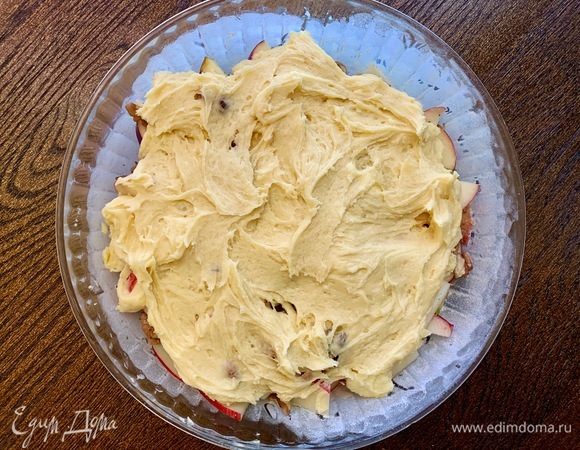 Духовка разогревается до 150°C. Тесто выложить сверху на яблоки. Готовим безе: белки — в стакан, хорошо взбить, добавить сахар и взбивать до устойчивых пиков и глянцевого белого цвета.