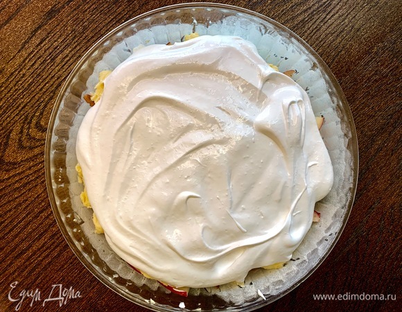 Аккуратно выкладываю на тесто. Быстро ставлю в духовку. Духовку не открывать! Выпекаю 60–70 минут. Время выпекания зависит от возможности вашей духовки.