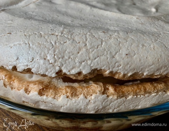 Признак того, что пирог готов, когда безе поднимается слегка над пирогом и становится приятного кремового цвета.