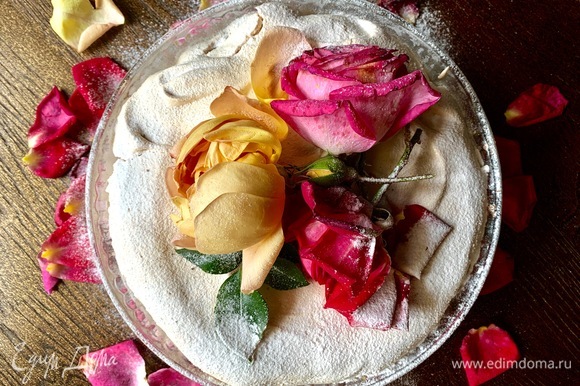 Вынуть из духовки. Дать остыть. В оригинальном рецепте украшен пирог розами. Я сделал так же.