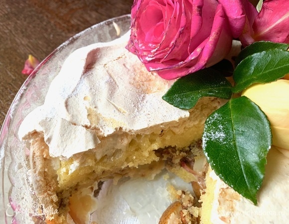 Вот так выглядит в разрезе, тесто хорошо пропеклось, и безе очень хрустящее.