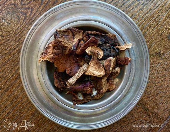 Белые грибы вымочить в холодной воде минут 10. Отжать.