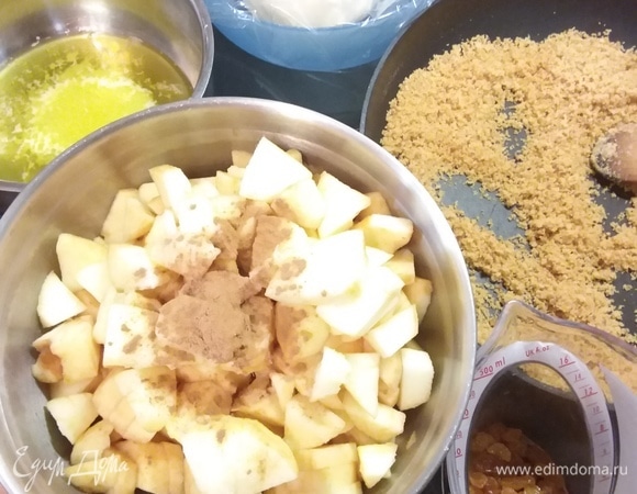 1. Для теста смешать муку со щепоткой соли, уксусом, подсолнечным маслом и слегка теплой водой. Замесить тесто, смазать его подсолнечным маслом, накрыть и оставить на 45 минут отдыхать. 2. Для сухарной крошки растопить 30 г сливочного масла и обжарить сухарную крошку до золотистого цвета. 3. Изюм замочить в роме. 4. Остальное масло для смазки штруделя также растопить. 5. Вымыть, очистить и разделить пополам яблоки, удалить ядро. Нарезать яблоки на маленькие кусочки. Сбрызнуть яблоки лимонным соком. Смешать кусочки яблок с корицой и сахаром, ромом и изюмом.