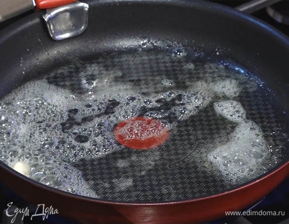 Разогреть сковороду, добавить два вида масла. 