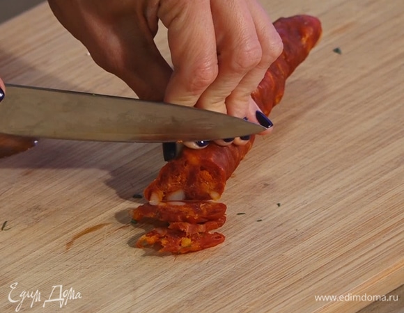 Нарезать чоризо тонкими ломтиками. 