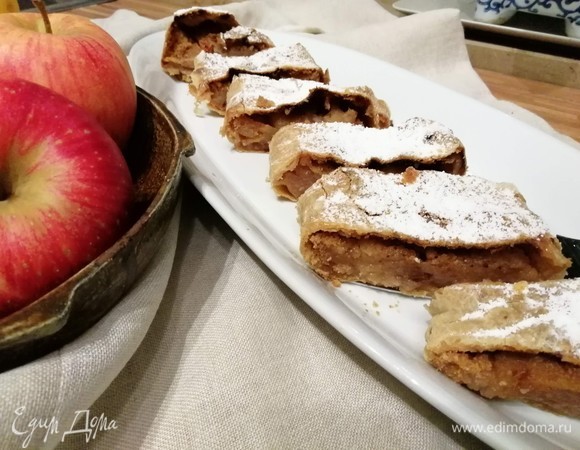 Готовый штрудель достать из духовки, охладить. По желанию посыпать сахарной пудрой.