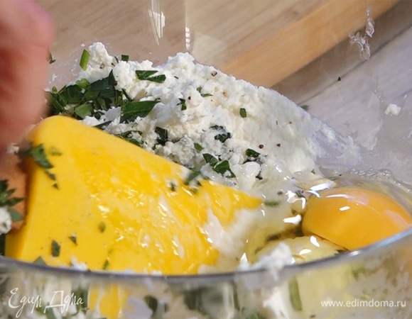 В миску добавить яйцо, посолить, поперчить. Все перемешать.