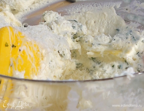 Натереть на терке твердый сыр, высыпать к рикотте, перемешать.