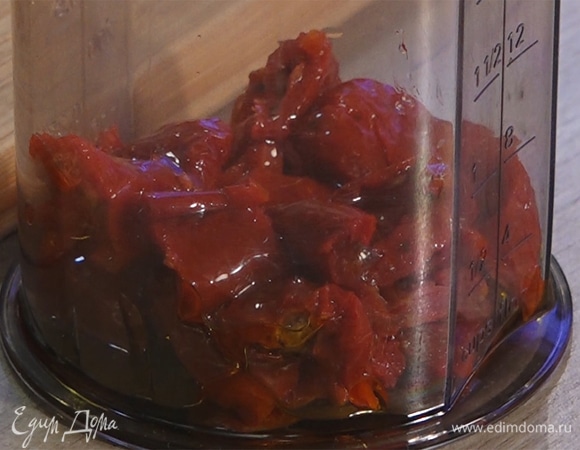 Нарезать вяленые помидоры и петрушку, положить в чашу для блендера. Добавить оливковое масло, чеснок и бальзамический уксус.