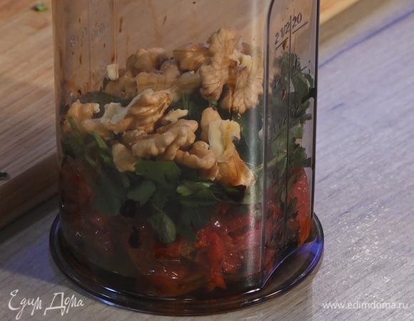 В чашу добавить грецкие орехи, сок лимона, тертый сыр. Все измельчить блендером до однородного состояния.  