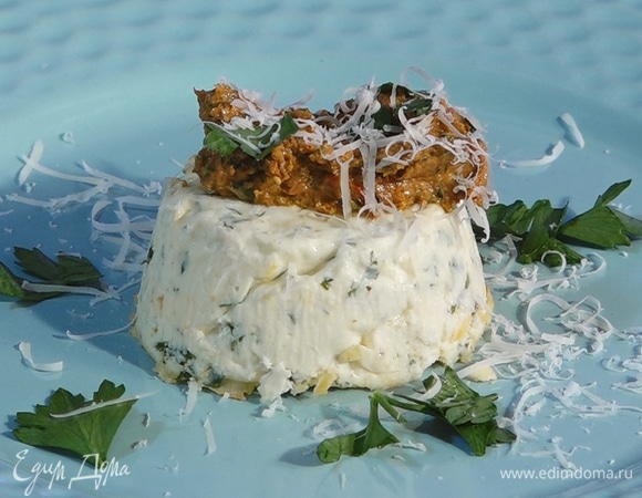 Готовую запеканку достать из формы, сверху выложить соус. Блюдо украсить петрушкой и тертым сыром.  