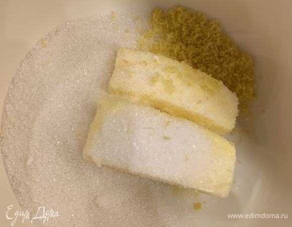 Размягченное сливочное масло смешать с сахаром, ванилином и цедрой лимона.