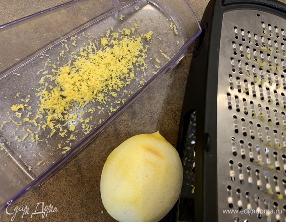 Натрите на терке цедру одного лимона.