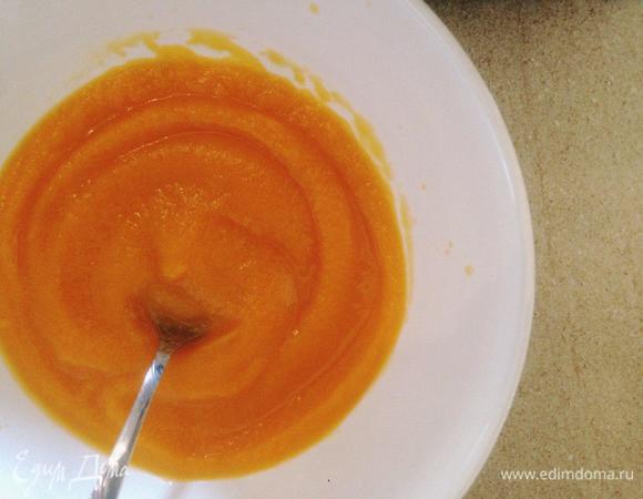 Тыкву запекаем (можно и сварить), остужаем нашу рыжую ягоду и после этого пюрируем погружным блендером.