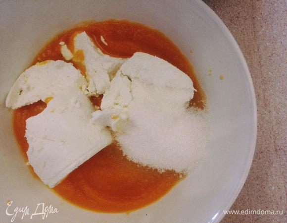 К тыковке добавляем гомогенный творог и сахар. Пробиваем массу блендером до однородности.