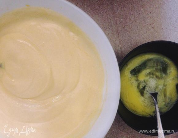 Два крупных яйца (я использовала категорию С0) слегка взбиваем вилочкой и добавляем в тыквенно-творожной массе.