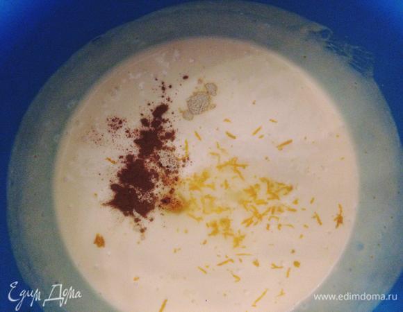 Добавляем кокосовое молоко (17% жирности), крахмал, ванилин и сок лимона. Снова пробиваем массу блендером. На этом этапе можно добавить специи, но это факультативно. Первый раз я использовала корицу, цедру апельсина и имбирь. Когда делала запеканку во второй раз, от специй отказалась: они мне показались лишними.