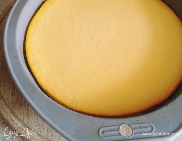 Перекладываем тыквенно-творожную массу в форму (диаметр моей — 22см) и выпекаем наш квази-чизкейк около часа при температуре 160°C. После выпекания охладить и убрать в холодильник на ночь.