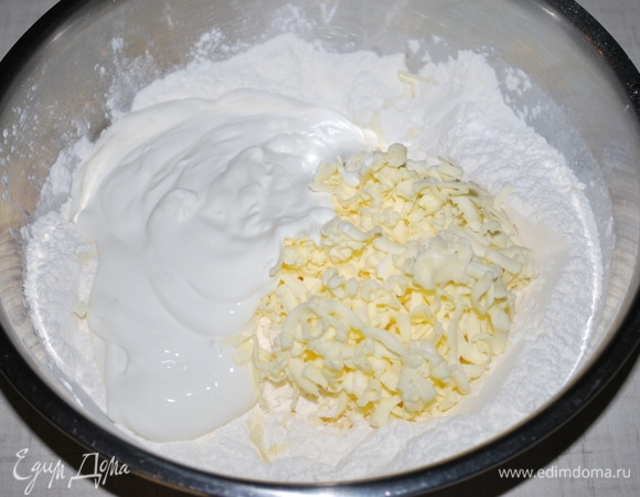 Смешайте муку с солью, ванильным сахаром и разрыхлителем. Добавьте сливочное масло и сметану.