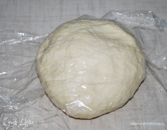 Замесите тесто. Накройте его пленкой и займитесь начинкой.