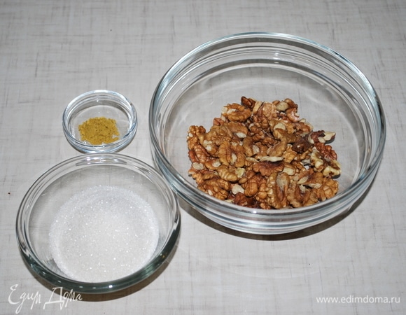 Для начинки возьмите грецкие орехи, порошок кардамона и сахар.