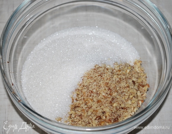 Соедините измельченные орехи, сахар и кардамон. Начинка готова.