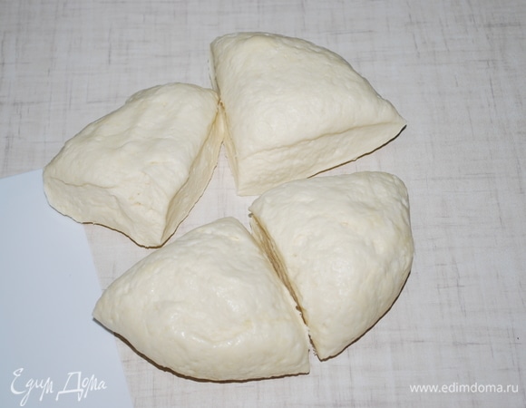 Тесто разделите на четыре части. Раскатайте тесто в тонкий круг. Чем тоньше раскатаете тесто, тем больше будет слоистость.