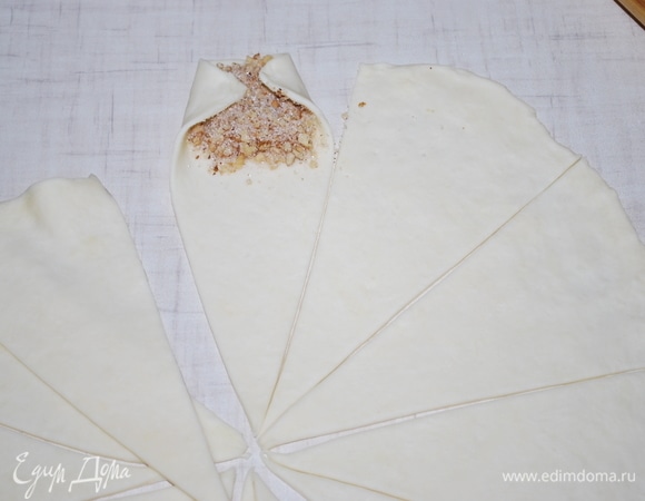 Тесто разрежьте на треугольники, положите начинку и подверните края теста, чтобы при заворачивании рулетика начинка была закрыта.