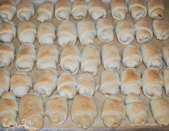 Остывшие мутаки выложите на блюдо и посыпьте сахарной пудрой.