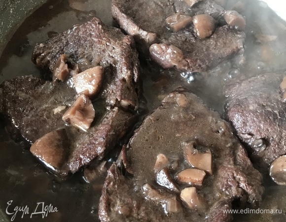 Затем добавить воду, лавровый лист, накрыть крышкой и тушить на медленном огне до готовности мяса.