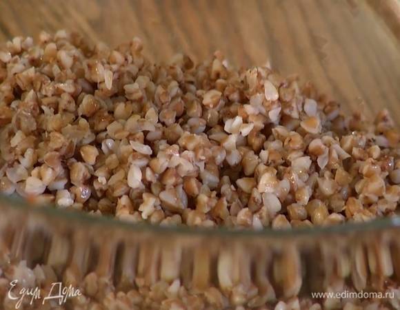 Гречку отварить согласно инструкции на упаковке.