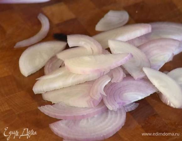 Шалот почистить и нарезать полукольцами.