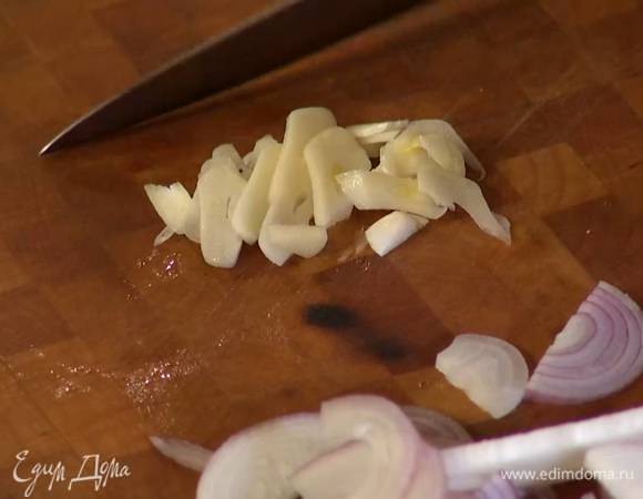 Чеснок почистить и нарезать тонкими пластинками.