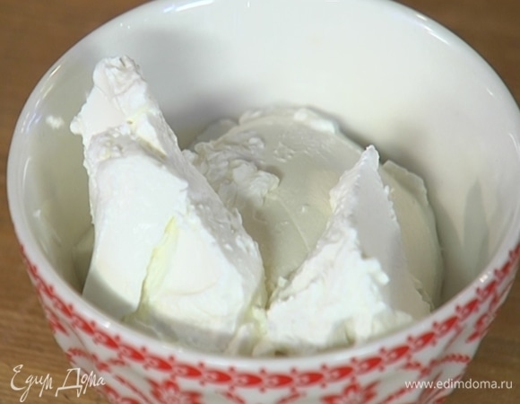 Козий сыр раскрошить руками.<br />
 