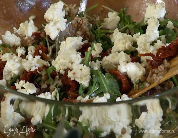 Добавить в салат нарезанные помидоры, сыр и посыпать все семечками.