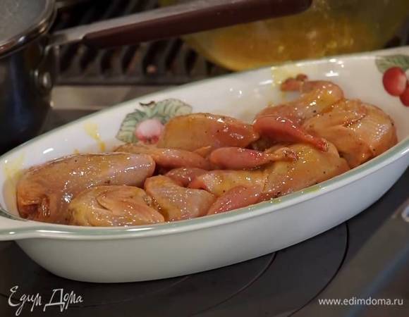 Тушки перепелок выложить в маринад и смазать со всех сторон, затем переложить в жаропрочную керамическую форму и запекать в разогретой духовке 10‒15 минут.