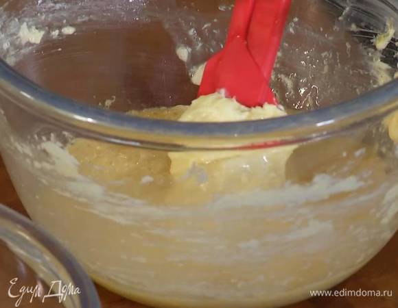 Размять в глубокой миске 175 г предварительно размягченного сливочного масла, всыпать 100‒120 г сахара и вымешать лопаткой, затем по одному ввести яйца и все перемешать.