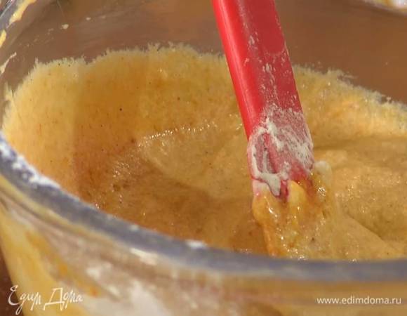 Муку перемешать с ванильным сахаром, разрыхлителем и солью, всыпать в яично-сливочную массу и все вымешать, затем добавить кефир, облепиховое варенье и еще раз вымешать тесто.