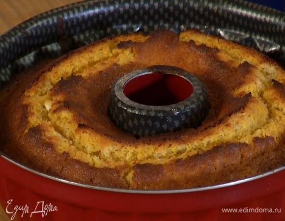 Форму с выемкой посередине смазать сливочным маслом, равномерно выложить тесто и выпекать в разогретой духовке 35‒40 минут.