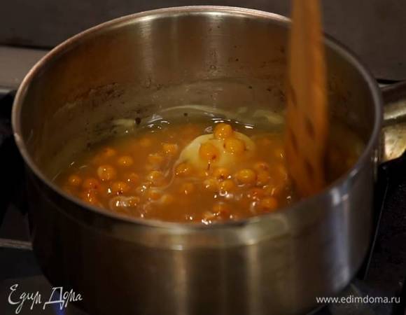 Приготовить соус: свежую облепиху выложить в кастрюлю, добавить оставшийся сахар, сливочное масло и, помешивая, прогреть на огне, затем влить коньяк и дать алкоголю выпариться. Оставшийся белый шоколад поломать, добавить в соус, убавить огонь и дать шоколаду полностью раствориться.