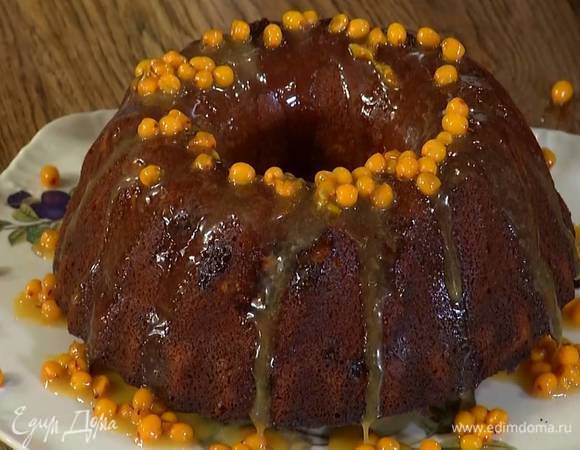 Готовый пирог перевернуть на тарелку и полить половиной облепихового соуса.