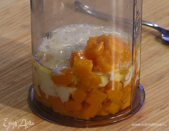 В чашу для взбивания добавить яйцо, тыкву, масло и молоко. Взбить венчиком.  