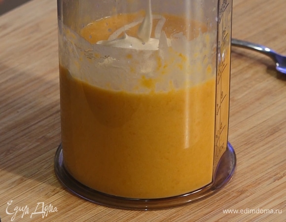 В смесь добавить сметану, перемешать ложкой.