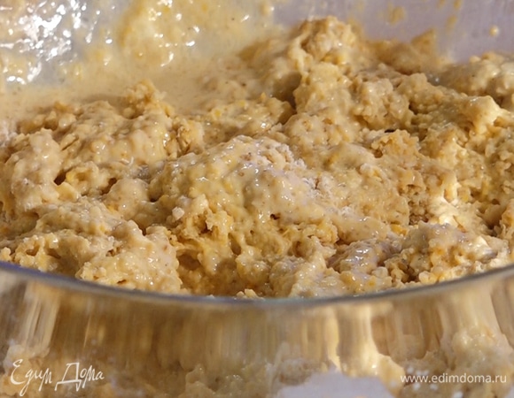 Жидкие ингредиенты влить к сухим, быстро вымешать тесто. По структуре оно должно быть рыхлым.