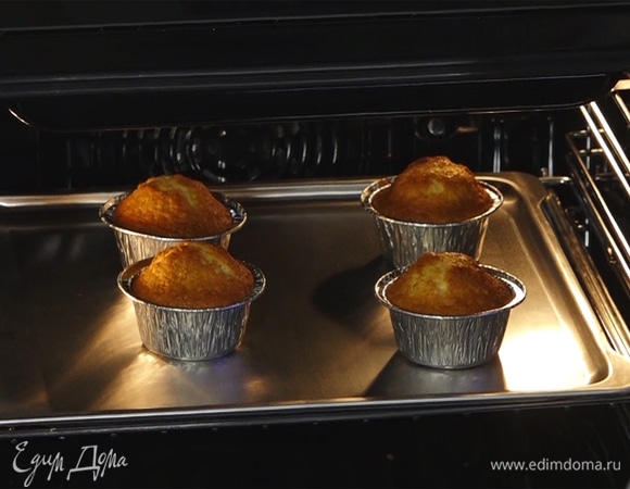 Разогреть духовку до 200°С, выпекать маффины в течение 15–17 минут.