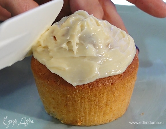 Верхушку маффина украсить ганашем из белого шоколада. Равномерно распределить его с помощью лопатки.