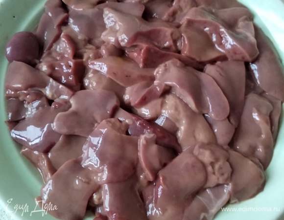 Куриную печень хорошо промыть, обсушить бумажным полотенцем и нарезать кусочками, убрав жилки.